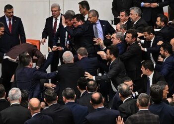 Në Parlamentin turk, deputetët e opozitës pengojnë betimin e ministrit të ri të Drejtësisë, i cili kishte arrestuar kryebashkiakun e Stambollit.