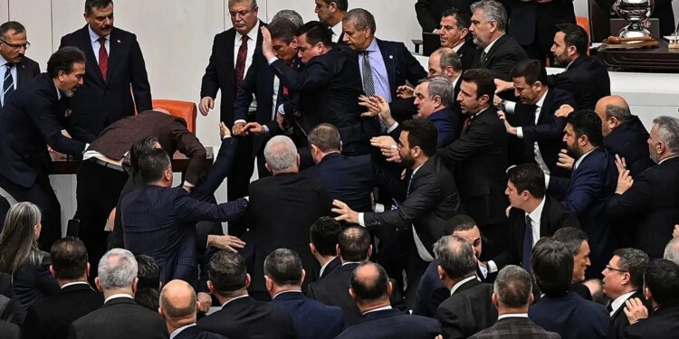 Në Parlamentin turk, deputetët e opozitës pengojnë betimin e ministrit të ri të Drejtësisë, i cili kishte arrestuar kryebashkiakun e Stambollit.