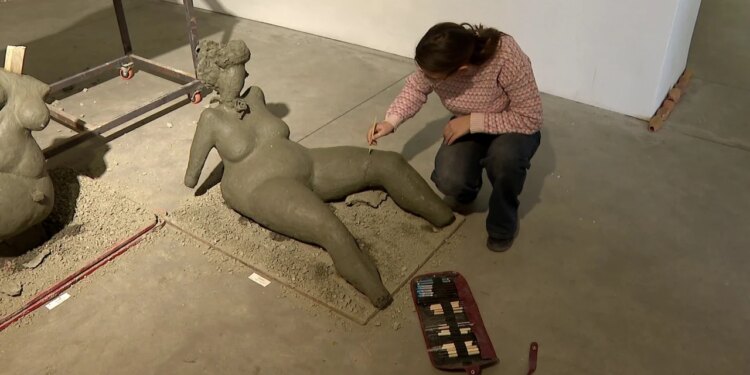 Nga tradita në art: ‘1 Material’, studentët e Arteve prezantojnë qeramikën moderne.