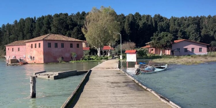 Ngjarje e pazakontë në Vlorë, Orikum dhe lagunën e Nartës, si batica përmbyt kishën.