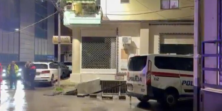 Ngjarje në Fier: Një person përplaset me dy venezueliane dhe i mbyll derën në fytyrë njëra prej tyre