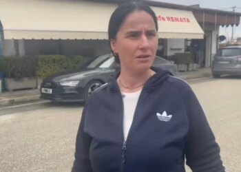 Ngjitet në kullë dhe kërcënon me vetëvrasje, qytetarja zbardh shpjegimin: më pushuan nga puna për shkak se kërkova pagën.