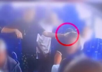 Një adoleshent 13-vjeçar i ndizet flokët një gruaje në autobus në Izrael, ngjarja kapet nga kamerat e sigurisë.