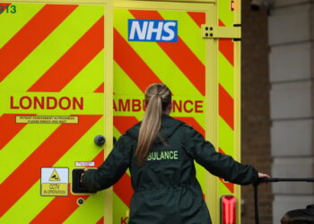 Një avion i vogël përballet me aksident në Mançester, një nga pasagjerët shpëton me parashutë.