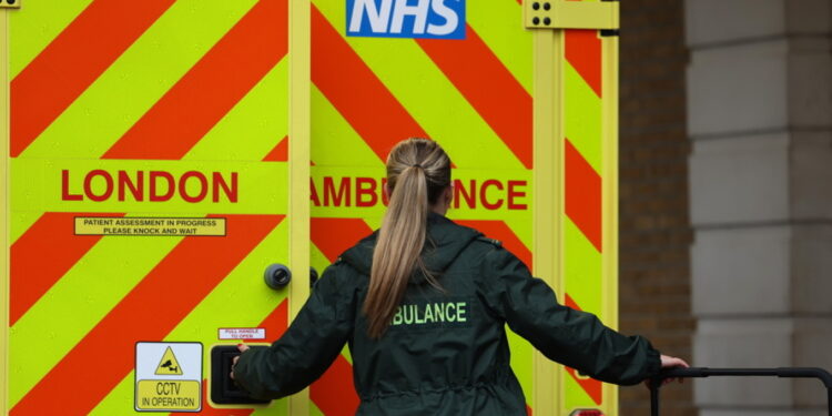 Një avion i vogël përballet me aksident në Mançester, një nga pasagjerët shpëton me parashutë.