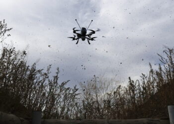 Një dron i panjohur bie në një bazë ushtarake në Poloninë veriore, duke u përplasur rreth 70 metra larg një depoje municioni.