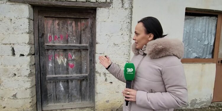 Një emër që do të mbahet gjithmonë mbi derë/ Top Channel viziton familjen Kola në Peqin, e cila humbi nënën në Itali.