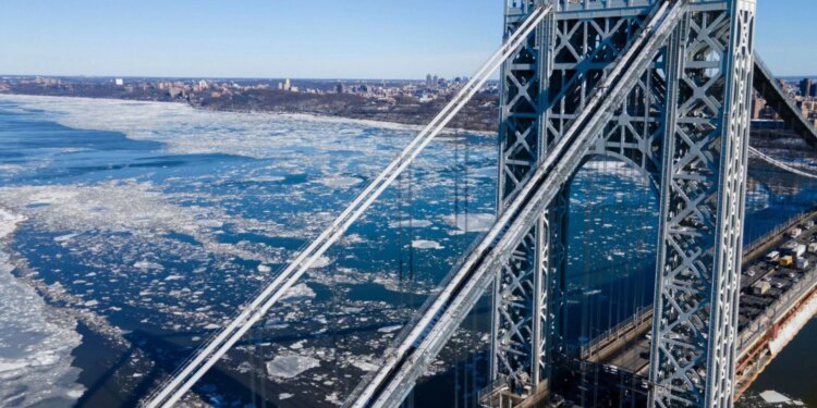 Nju Jorku përballet me dëborë dhe ngricë, temperaturat në qytet janë 10 gradë më të ulëta se ato në Antarktidë.