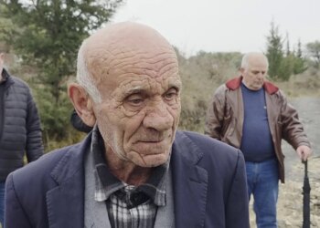 "Nuk arritëm ta përcillnim nënën"/ Banorët e Cakranit protestojnë për rrugën në varreza: Terren i ndërlikuar, pamundësi për të transportuar arkëmortet