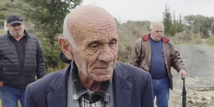 "Nuk arritëm ta përcillnim nënën"/ Banorët e Cakranit protestojnë për rrugën në varreza: Terren i ndërlikuar, pamundësi për të transportuar arkëmortet