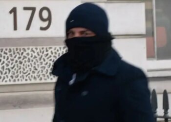 Oficeri i emigracionit shqiptar akuzohet për vjedhje të emigrantëve dhe mashtrim në procesin e marrjes së pasaportës britanike.