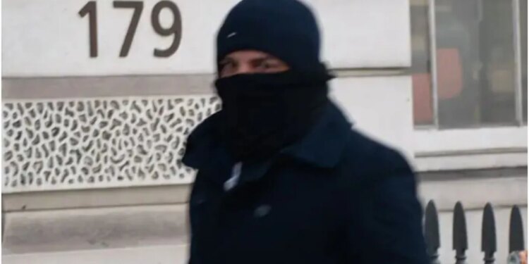 Oficeri i emigracionit shqiptar akuzohet për vjedhje të emigrantëve dhe mashtrim në procesin e marrjes së pasaportës britanike.