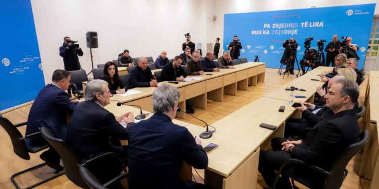 Opozita bojkoton komisionet, Bozdo i bën thirrje Berishës: Duhet të angazhohemi për të ndryshuar reformën.