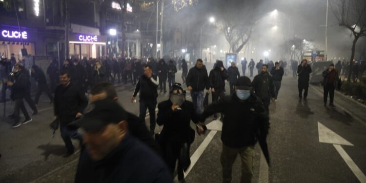 Opozita proteston me dhunë më 10 shkurt, Gjykata çliron 18 protestues, përfshirë 3 të mitur