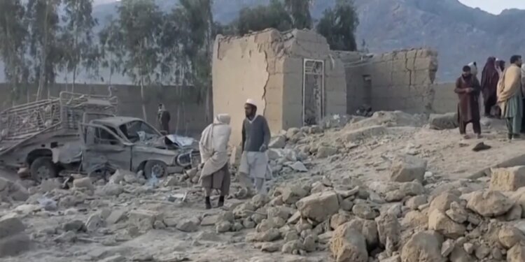 Pakistani dhe Afganistani në një situatë tensioni të lartë, viktimat arrijnë në 70 pas sulmit ajror ndaj Talebanëve.