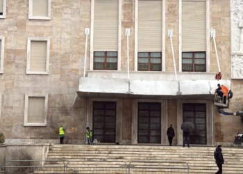 Partia Demokratike përgatitet për protestë, godina e Kryeministrisë vendos masa sigurie.