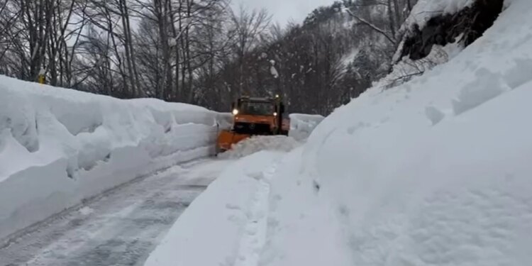 Pas bllokimit nga reshjet e dëborës, hapet rruga në Qafë Thore.
