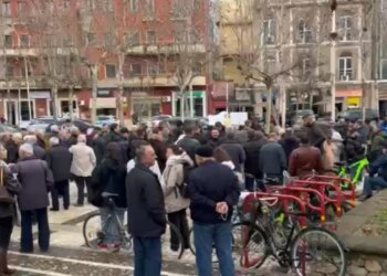 Pas përfundimit të seancës plenare, banorët e Rrjollit dhe Durrësit protestojnë para Parlamentit.