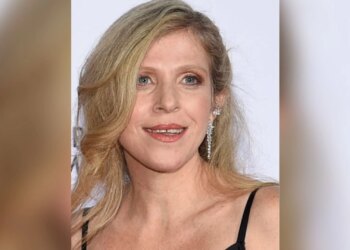 Pas përfundimit të sezonit të fundit të një seriali, producentja e njohur izraelite, Dana Eden, gjendet e vdekur në një hotel.