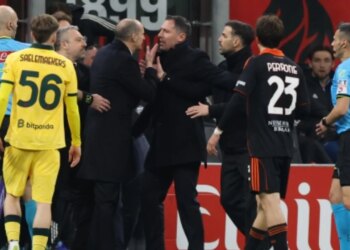 Përplasje e fortë në Serie A: Allegri dhe Fabregas në konflikt gjatë ndeshjes, akuza dhe përjashtime pas përfundimit.