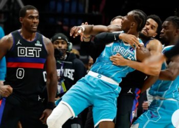 Përplasje masive në ndeshjen Detroit-Charlotte në NBA, 4 lojtarë përjashtohen nga parketi.
