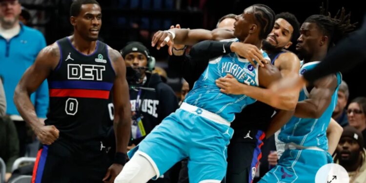 Përplasje masive në ndeshjen Detroit-Charlotte në NBA, 4 lojtarë përjashtohen nga parketi.