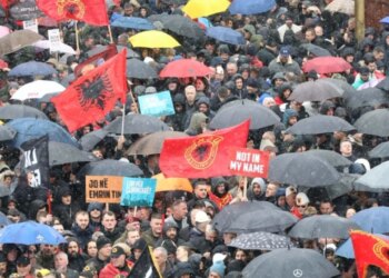 “Poetë për çlirimtarët”/ Protestë në Prishtinë, qytetarët mbushin Sheshin “Skënderbeu” duke kërkuar drejtësi për liderët e ish-UÇK-së.