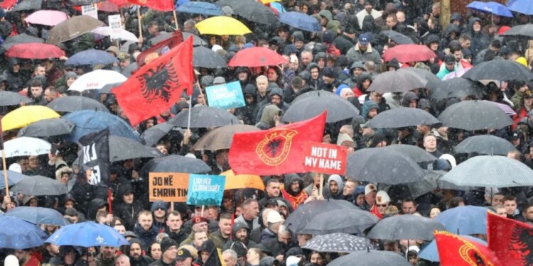 “Poetë për çlirimtarët”/ Protestë në Prishtinë, qytetarët mbushin Sheshin “Skënderbeu” duke kërkuar drejtësi për liderët e ish-UÇK-së.