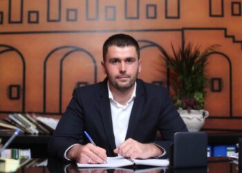 Policia e Durrësit zbatohet vendimi i GJKKO-s: Ish-kryebashkiaku i Rrogozhinës dënohet me 1 vit burg.