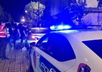 Policia kufitare ndalon 16 emigrantë të paligjshëm që strehoheshin në një ndërtesë të braktisur në Korçë.