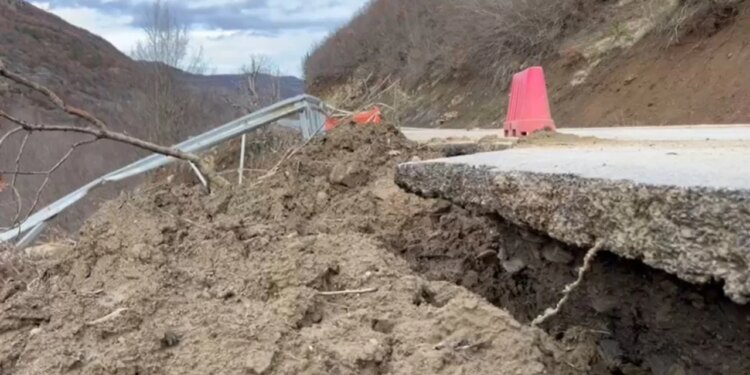Problemet vazhdojnë në rrugën Maliq-Lozhan-Strelcë, rrëshqitjet e dheut dëmtojnë infrastrukturën, duke rrezikuar sigurinë e qarkullimit.