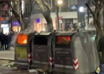 Protesta e PD-së, manifestuesit hedhin bomba Molotov afër parlamentit