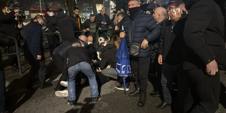 Protesta e PD-së përpara Parlamentit/ Një manifestues është plagosur dhe dërgohet në spital