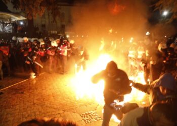 Protesta e Partisë Demokratike para Kryeministrisë: Molotovë dhe fishekzjarrë në drejtim të policisë, 21 persona të arrestuar.