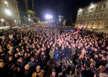 Protesta e opozitës: Berisha arrin para Kryeministrisë, policia nuk merr përsipër organizimin e ngjarjes.