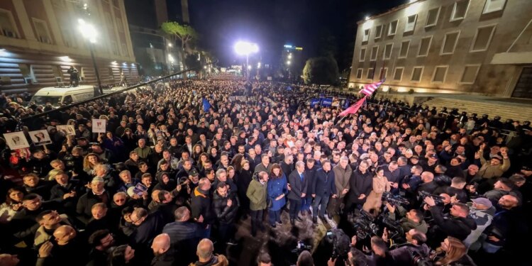 Protesta e opozitës: Berisha arrin para Kryeministrisë, policia nuk merr përsipër organizimin e ngjarjes.