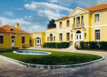 Protesta e opozitës para Kryeministrisë/ Ambasada amerikane paralajmëron qytetarët: Ruani distancën nga grumbullimet dhe qëndroni të vëmendshëm.