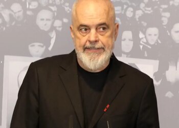 Protesta e opozitës para Kryeministrisë dhe Kuvendit, Rama gjigand: "Kur mortja e çon njerëzit tek dera e xhamisë..."