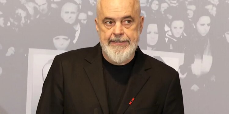 Protesta e opozitës para Kryeministrisë dhe Kuvendit, Rama gjigand: "Kur mortja e çon njerëzit tek dera e xhamisë..."