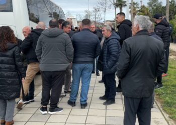 Protesta për transportin urban në Vlorë, qytetarët kundërshtojnë transferimin e stacionit interurban