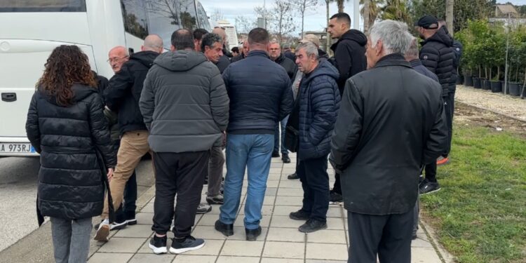 Protesta për transportin urban në Vlorë, qytetarët kundërshtojnë transferimin e stacionit interurban