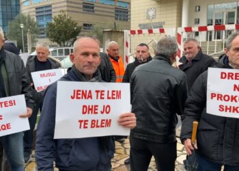 Protestat për pronat vazhdojnë, banorët e Rrjollit protestojnë para Prokurorisë së Shkodrës.