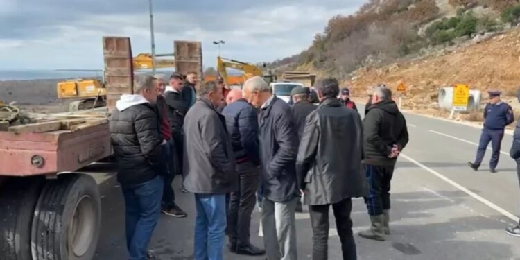 Protestë në Rrjoll të Velipojës për resortin: Banorët kundërshtojnë projektin dhe kërcënojnë me bllokim të rrugës.