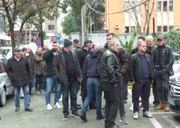 Protestë për 146 hektarë tokë, banorët e Rrjollit u mblodhën para SPAK për sulmin në pronat e tyre.