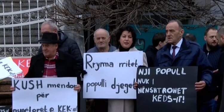 Protestë për energjinë: Çmimi rritet mbi 21%, qytetarët e Kosovës protestojnë para zyrave të kompanisë