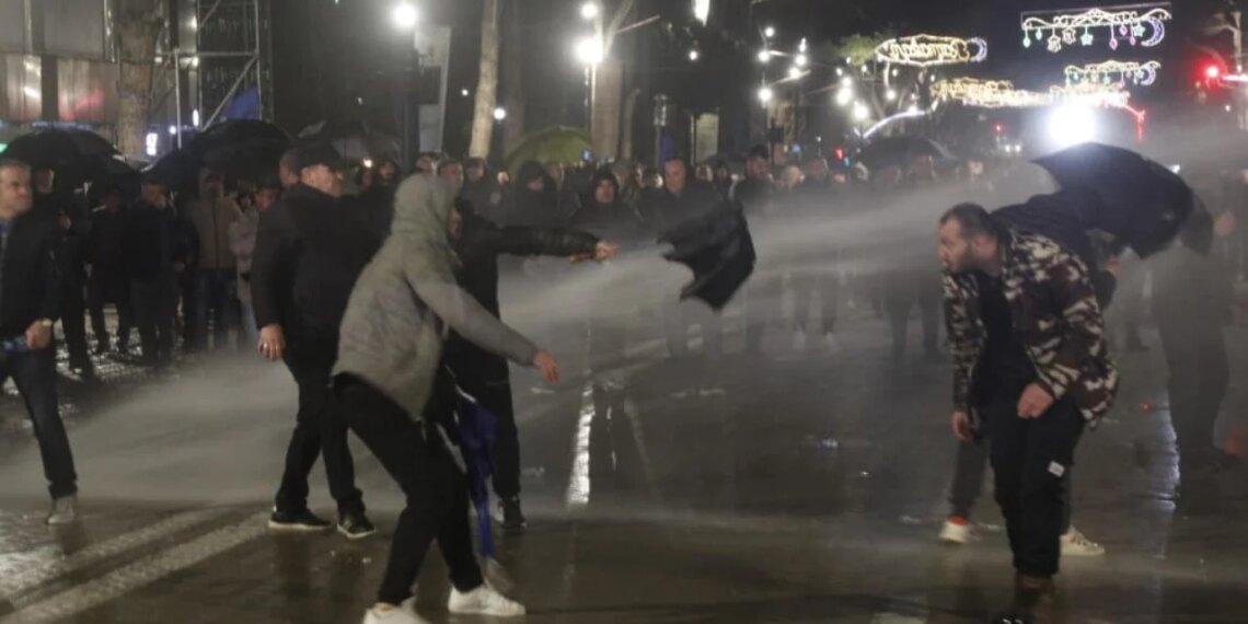 Protestuesit u shpërndanë nga policia me ujë dhe u drejtuan nga Kryeministria në Kuvend.