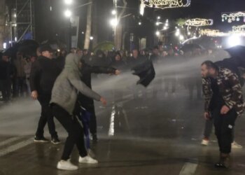 Protestuesit u shpërndanë nga policia me ujë dhe u drejtuan nga Kryeministria në Kuvend.