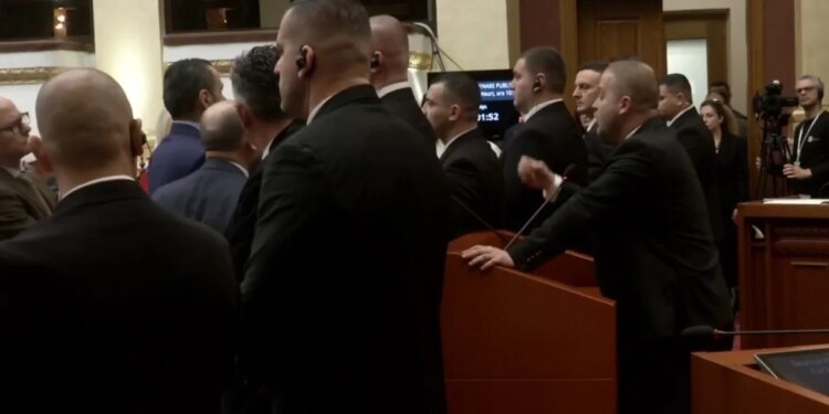 “Pse po shtrihesh kështu?” Bido reagon ndaj akuzave të tij, ndërsa Berisha e ndërpret fjalën.