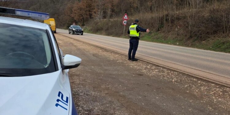 Punime në rrugën Librazhd-Korçë, policia paralajmëron shoferët: Shfrytëzoni rrugën Maliq-Lozhan-Moglicë-Gramsh.