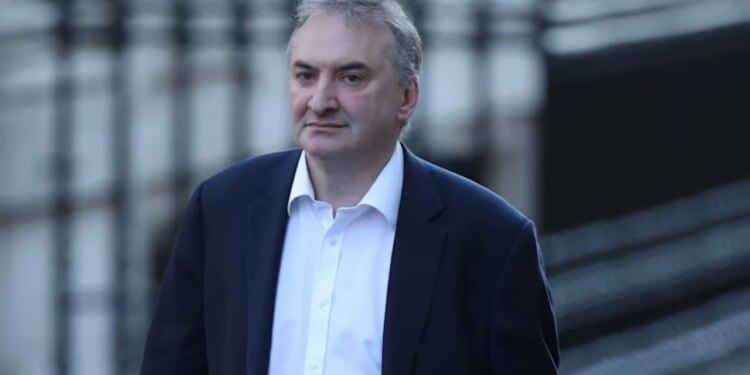 Qeveria e Starmer përballet me krizë, sekretari i përgjithshëm Chris Wormald jep dorëheqjen.